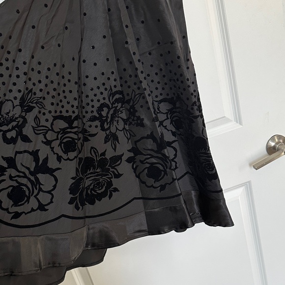 Elegant Black Floral Dress - Picture 12 of 16